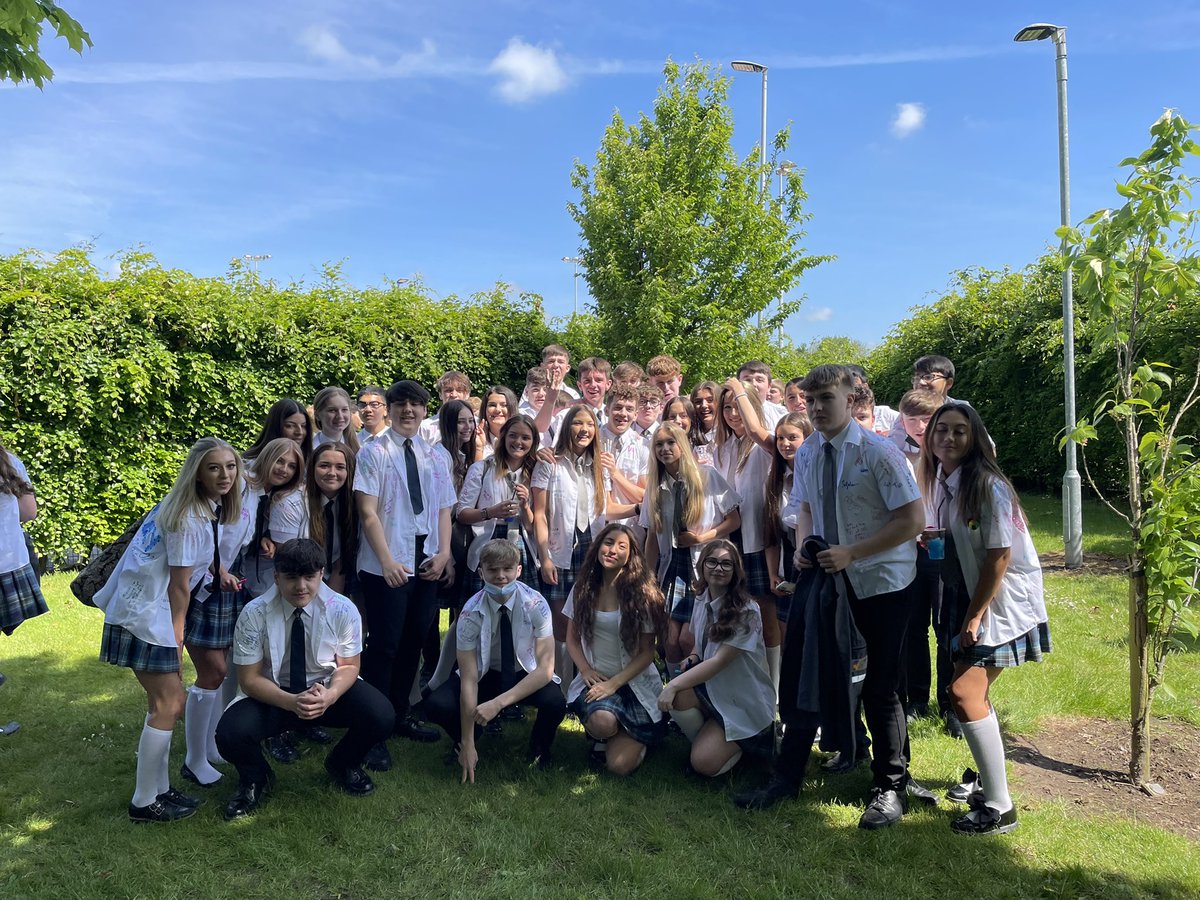 Hopeclassof2021's tweet photo. Shirt signing in the sunshine! 🌞 https://t.co/HpVfEn8yPo