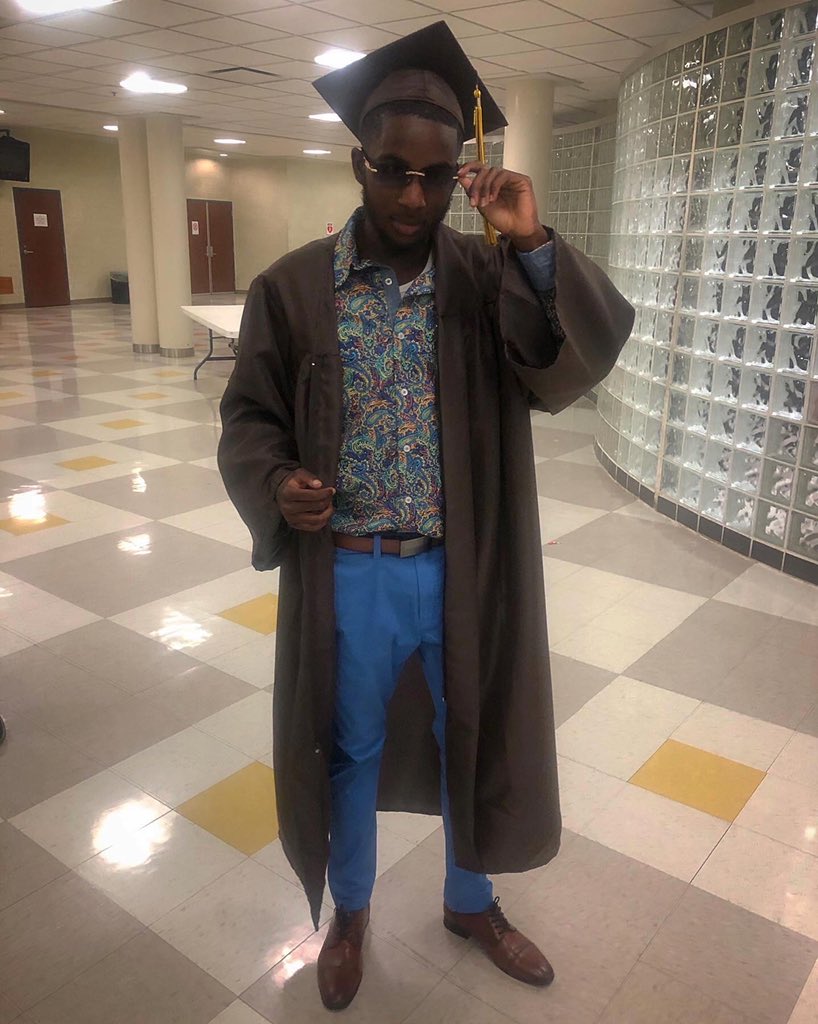 DsteezyS's tweet photo. Lastnight graduation vibezzz 🎓☔️🕶❄️ https://t.co/tn7iEaAs1V