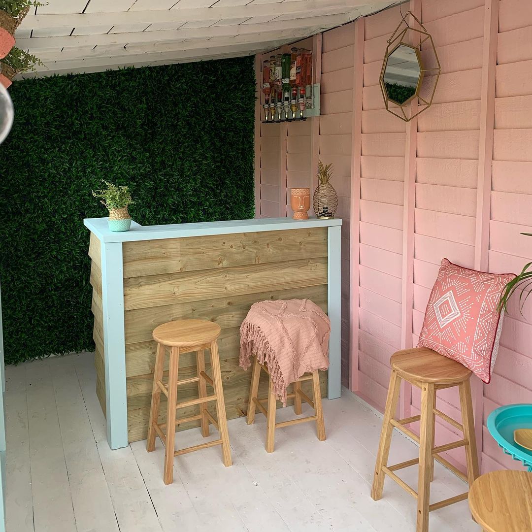 What better way to relax on a bank holiday than spending it at your very own garden bar! @ lnl.home uses our shade Vintage Rose to transform her once outdoor shed into a colourful social space, perfect for summer 🙌 📷@ lnl.home via Instagram