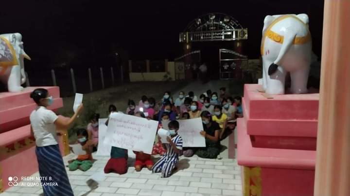 Yurihnin1's tweet photo. A protest against military slavery education in Ngwe In Village, Ngan Zun Township, #Mandalay Division, on the night of May 27.

#May27Coup 
#DeclineSACEdu 
#WhatsHappeningInMyanmar https://t.co/pVs1Lz9jE5