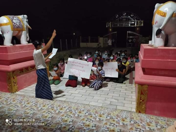 Yurihnin1's tweet photo. A protest against military slavery education in Ngwe In Village, Ngan Zun Township, #Mandalay Division, on the night of May 27.

#May27Coup 
#DeclineSACEdu 
#WhatsHappeningInMyanmar https://t.co/pVs1Lz9jE5