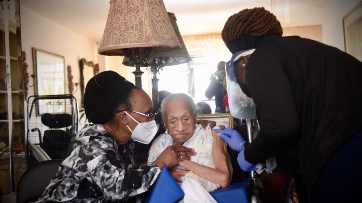 Homebound vaccination is expanding to serve more New Yorkers!

Effective immediately, eligible people now include New Yorkers 75 and older and all New Yorkers with disabilities.
 
✅Sign up: on.nyc.gov/vaccineathome
☎️Call: 877-VAX-4NYC