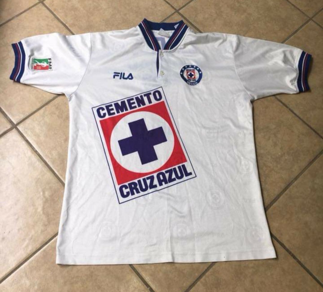 ElChangoAzull's tweet photo. Si @CruzAzul es  campeón voy a regalar una camiseta de época (no reedicion) del año 97 marca fila blanca de 7 estrellas. Modelo con la que mi ídolo @CHermosillo27 anotó el gol de penal vs León. Será rifa con los que den RT a este tuit. https://t.co/BA97geCX4M
