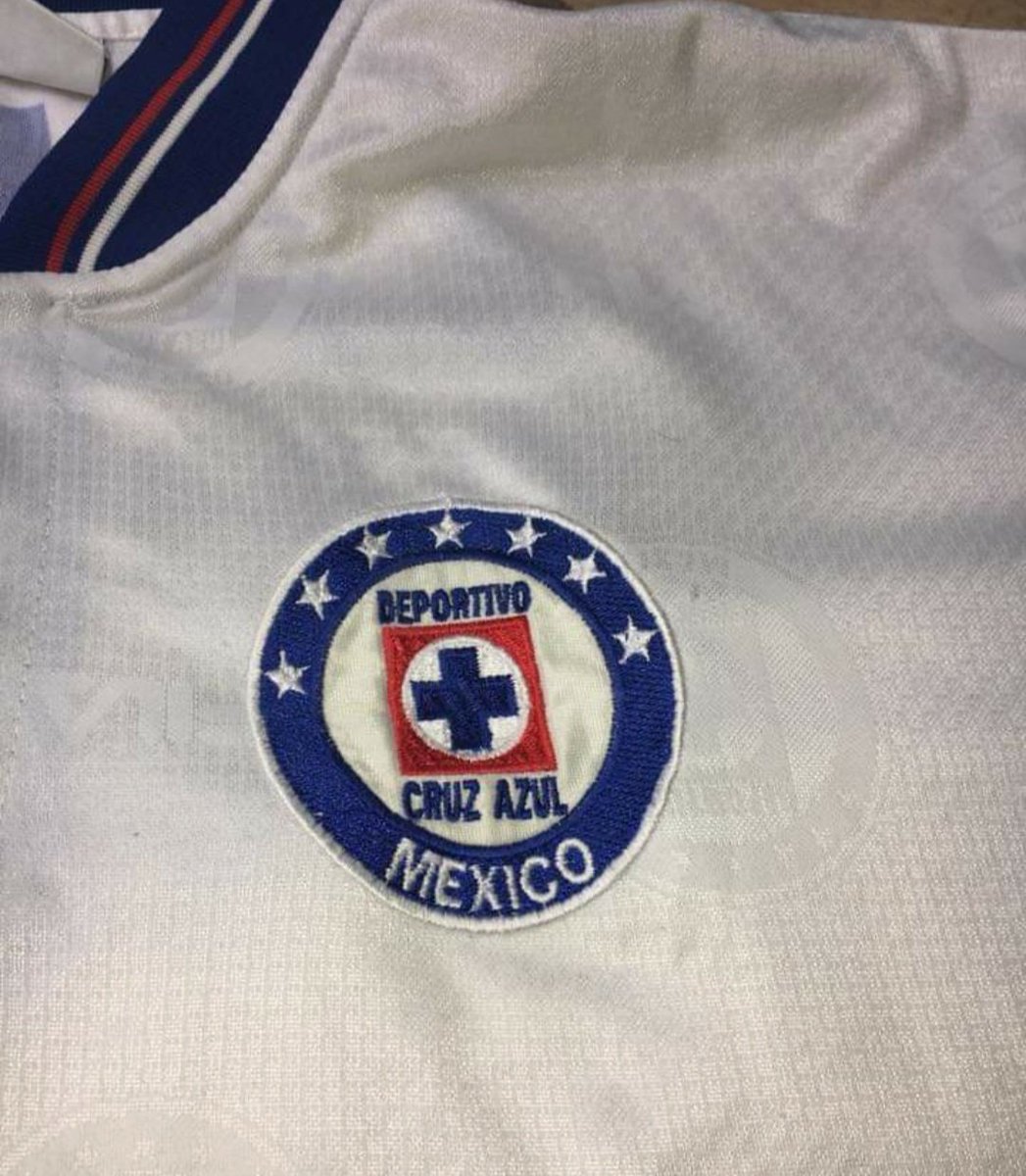 Si <a href="/CruzAzul/">CRUZ AZUL</a> es  campeón voy a regalar una camiseta de época (no reedicion) del año 97 marca fila blanca de 7 estrellas. Modelo con la que mi ídolo <a href="/CHermosillo27/">Carlos Hermosillo</a> anotó el gol de penal vs León. Será rifa con los que den RT a este tuit.