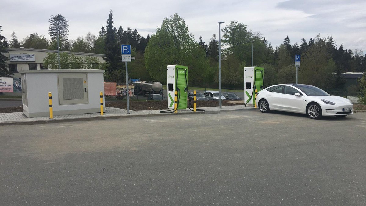 electricfelix's tweet photo. Wait a second, right after Fastned announces #alpitronic machines in the UK, here is @AllegoCharging starting the newest rollout in Germany!
Alpitronic for everybody!
Right between Nürnberg and Leipzig at #A9 #Schleiz
#hyperchargers
#incoming
#infrastructure #germany
#Allego
⚡️⚡️ https://t.co/ulqSlyAmdw