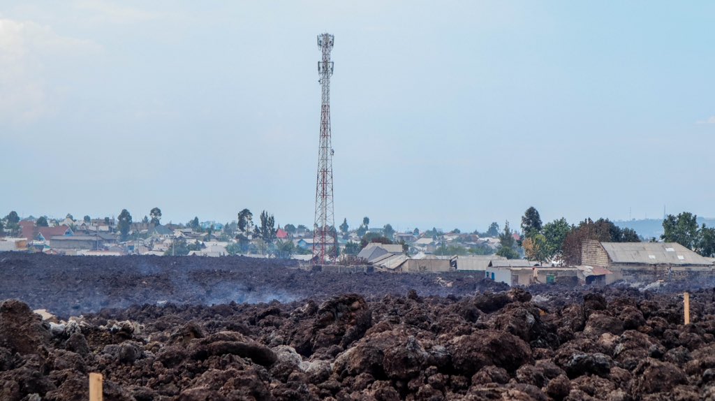 bensongolo27's tweet photo. #Goma traçage des routes à #Buhene 10 jours après l'éruption du volcan #Nyiragongo du 22 Mai 2021. Un geste louer par la population qui a vue maisons et autres biens de valeur réduit  en pierre. .
Photo: #BenjaminSongolo https://t.co/Fi9zDnAmSu