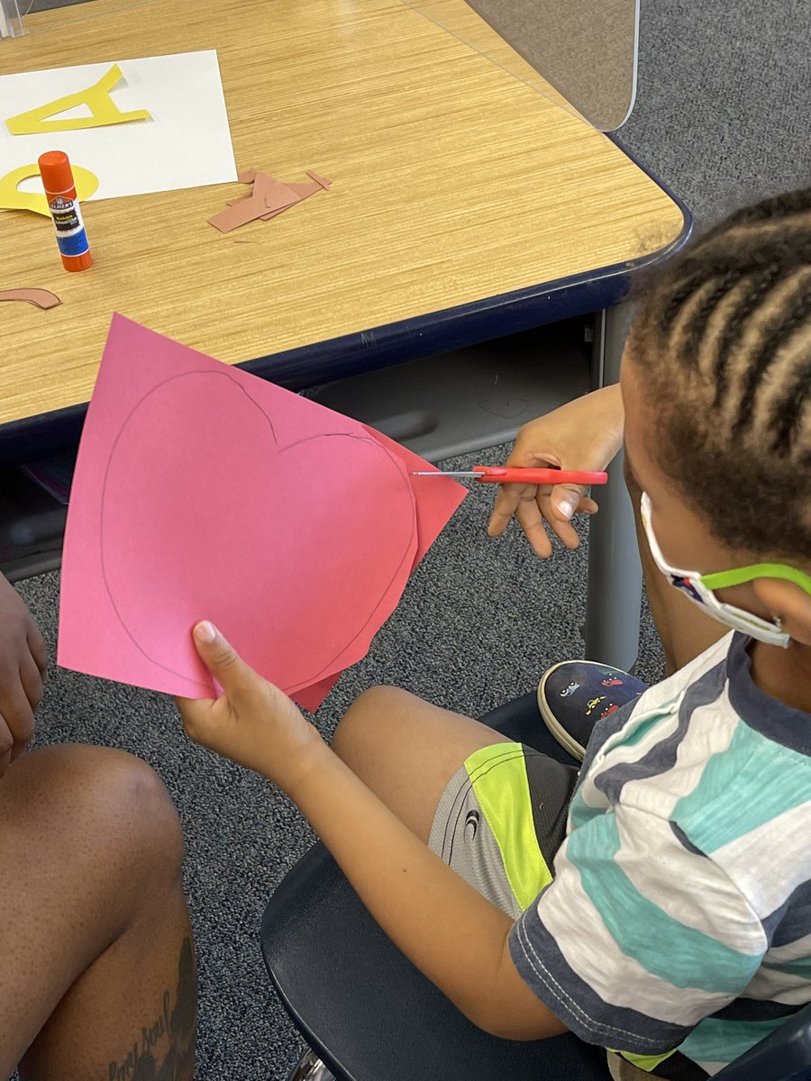 CoordinatorAmy's tweet image. Working on our fine motor skills with our Bulldog Puppies @Dover_Academy ❤️❤️❤️@vickiej10 #readyforkinder #BulldogPride