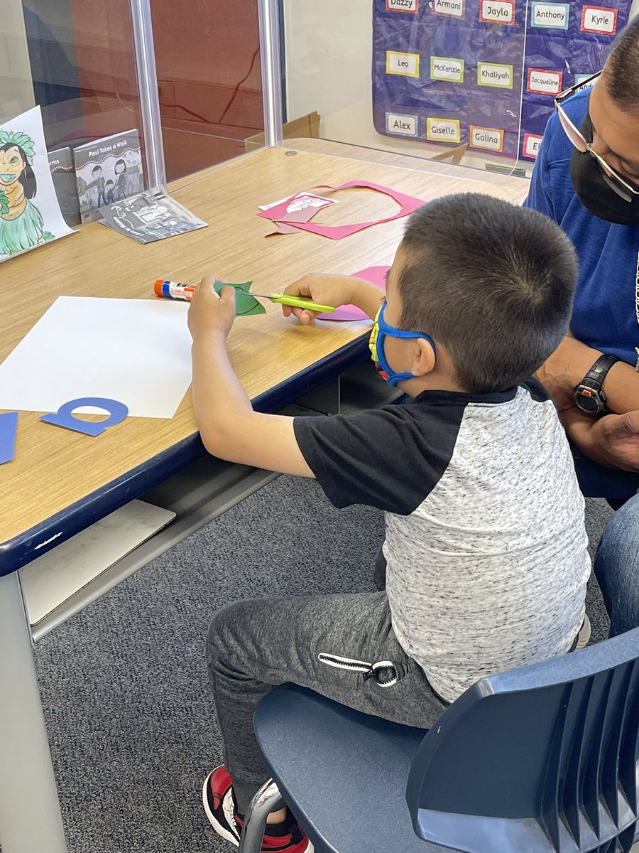 CoordinatorAmy's tweet image. Working on our fine motor skills with our Bulldog Puppies @Dover_Academy ❤️❤️❤️@vickiej10 #readyforkinder #BulldogPride