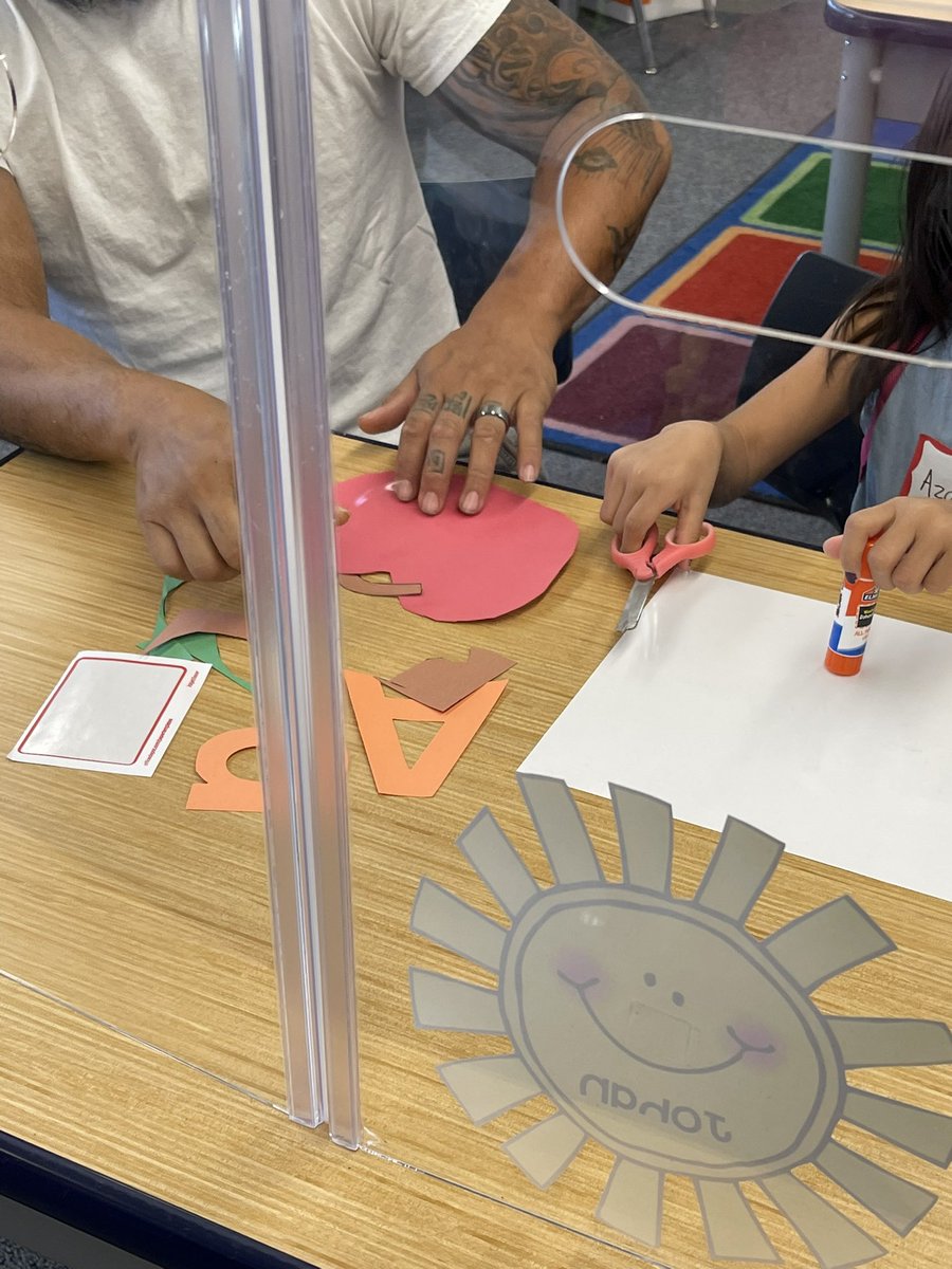 CoordinatorAmy's tweet image. Working on our fine motor skills with our Bulldog Puppies @Dover_Academy ❤️❤️❤️@vickiej10 #readyforkinder #BulldogPride