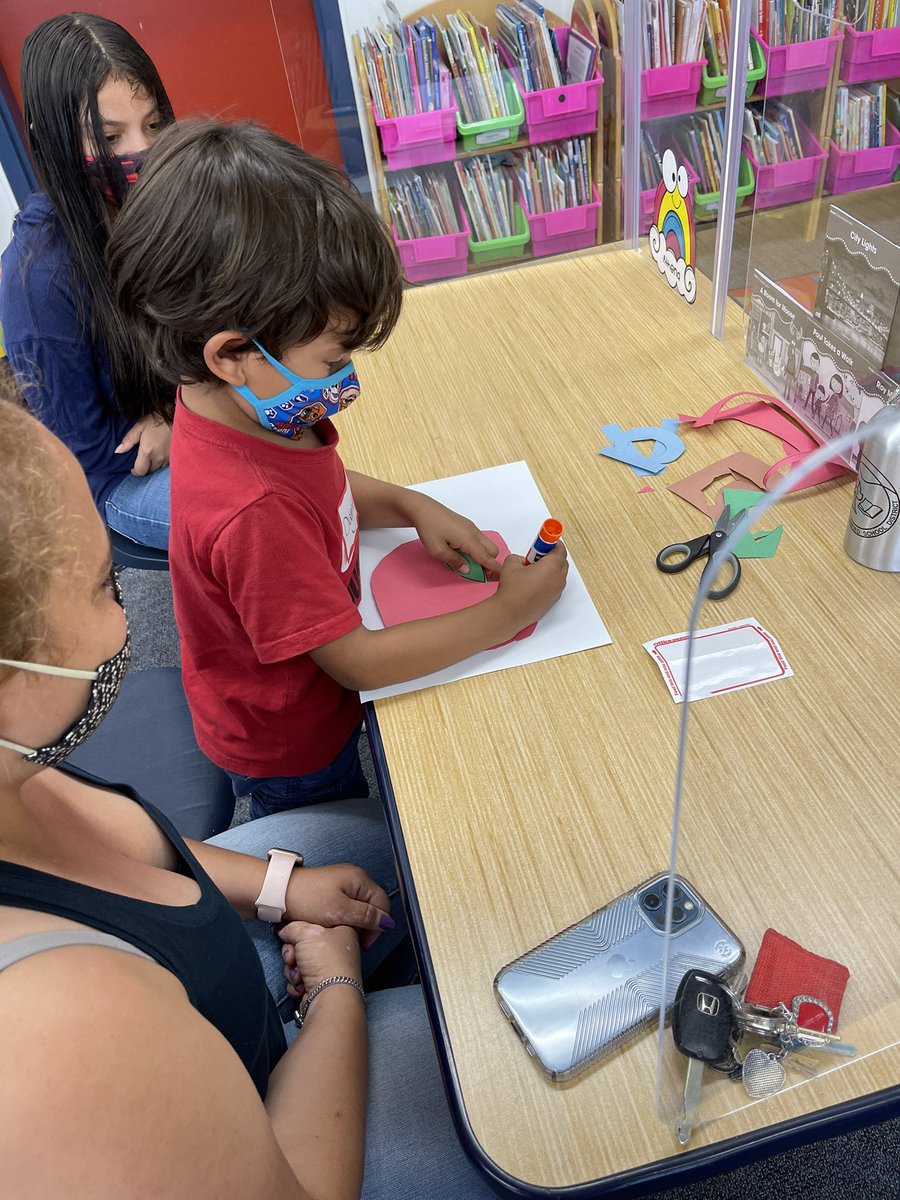 CoordinatorAmy's tweet image. Working on our fine motor skills with our Bulldog Puppies @Dover_Academy ❤️❤️❤️@vickiej10 #readyforkinder #BulldogPride