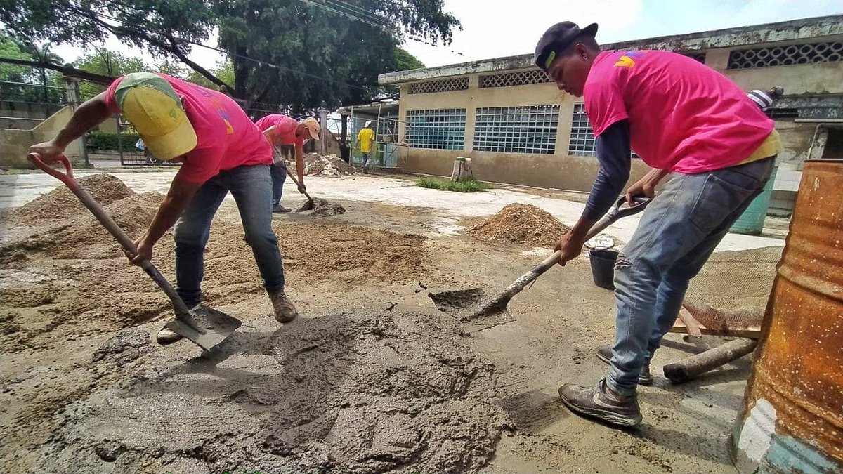 miguel10burgos's tweet photo. Esta semana comenzamos los trabajos de recuperación y mejoramiento de la escuela Elisa Guevara de Cáceres, un espacio que sin duda es icónico en nuestro municipio y que estamos poniéndole corazón gracias al apoyo del gobernador @rafaellacava10 para rehabilitarla https://t.co/lwxpINtqAS