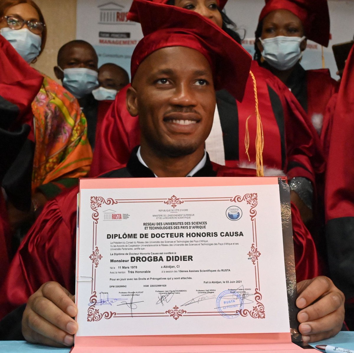 433's tweet photo. Dr. Didier Drogba 🎓👏 https://t.co/b07qVrC3KT