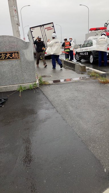 事故 枚方大橋でトラックの事故発生 淀川に落ちなくて良かった 現地画像まとめ まとめダネ 事故 枚方大橋でトラックの事故発生 淀川に落ちなくて良かった 現地画像まとめ まとめダネ