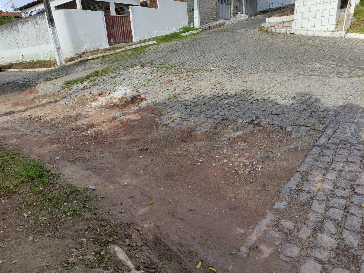 IRBraga's tweet photo. E 2 anos depois da obra da @cagepagovpb a rua Tomaz Pires dos Santos aqui na Av Hilton Souto Maior (JP) continua assim... Como isso pode ser resolvido? A cada dia fica pior :/ https://t.co/reudOasnOg