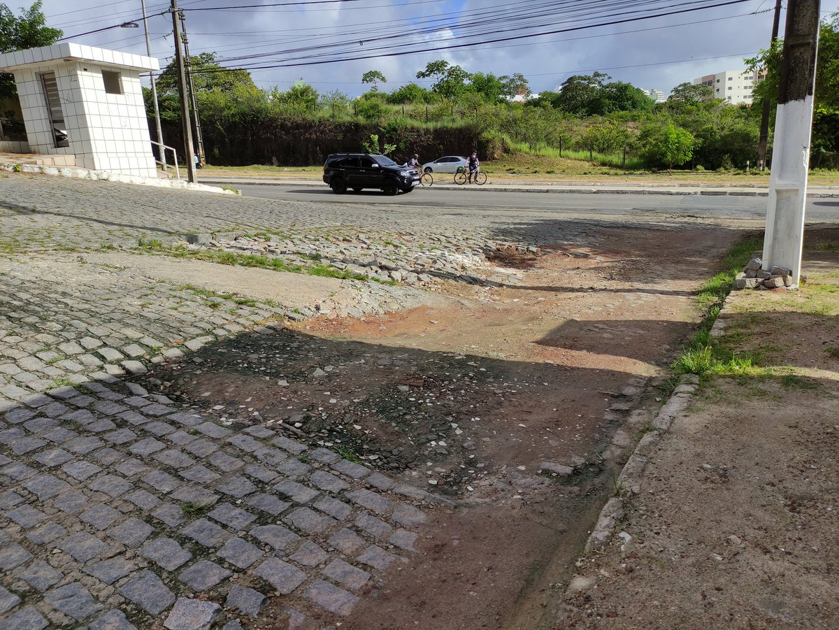 IRBraga's tweet photo. E 2 anos depois da obra da @cagepagovpb a rua Tomaz Pires dos Santos aqui na Av Hilton Souto Maior (JP) continua assim... Como isso pode ser resolvido? A cada dia fica pior :/ https://t.co/reudOasnOg