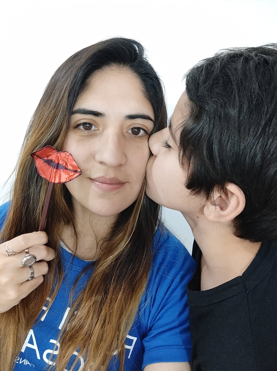 mellcamano's tweet photo. @LuisFonsi a minutos de escuchar #Besame súper ansiosos estamos desde Argentina Rosario para escuchar lo nuevo 
@FFieles_Rosario https://t.co/IzPQMKuuu0