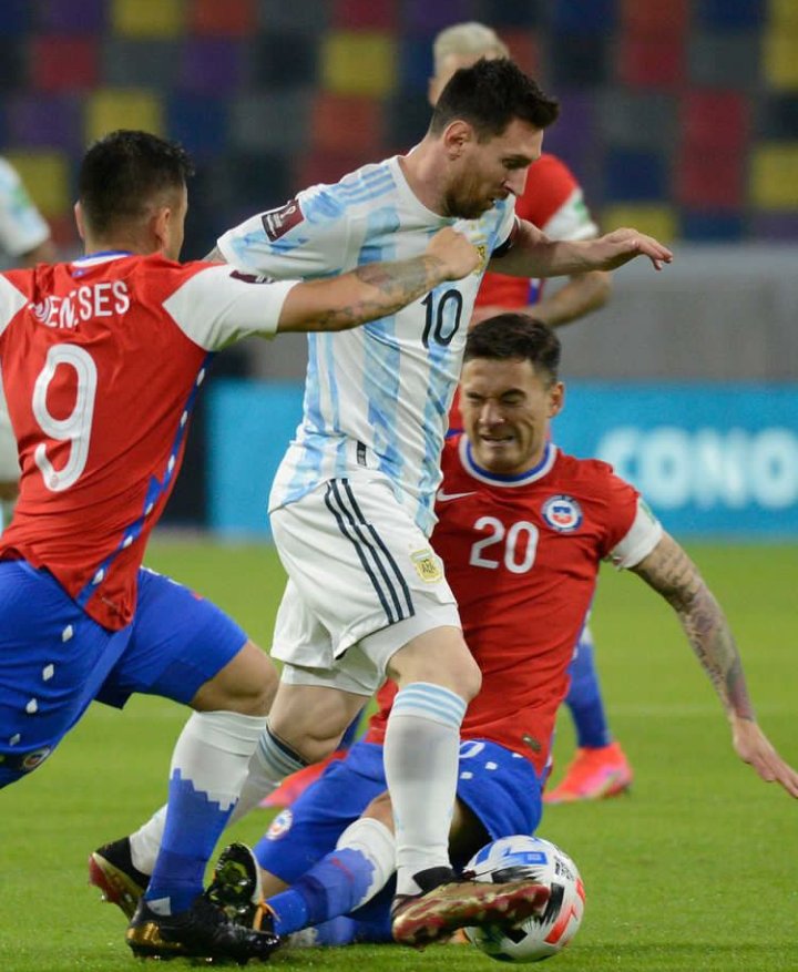 TODO_CAI7's tweet photo. Final del primer tiempo !
La selección argentina empata ante chile 1-1  en Santiago del Estero. Los goles fueron convertidos por Messi de penal a las 24' para Argentina y Alexis Sánchez empato para chile a las 36'.

#Argentina  #EliminatoriasQatar2022 @bjr_online @ArsenalDeGoles https://t.co/1bp1bVpmy8