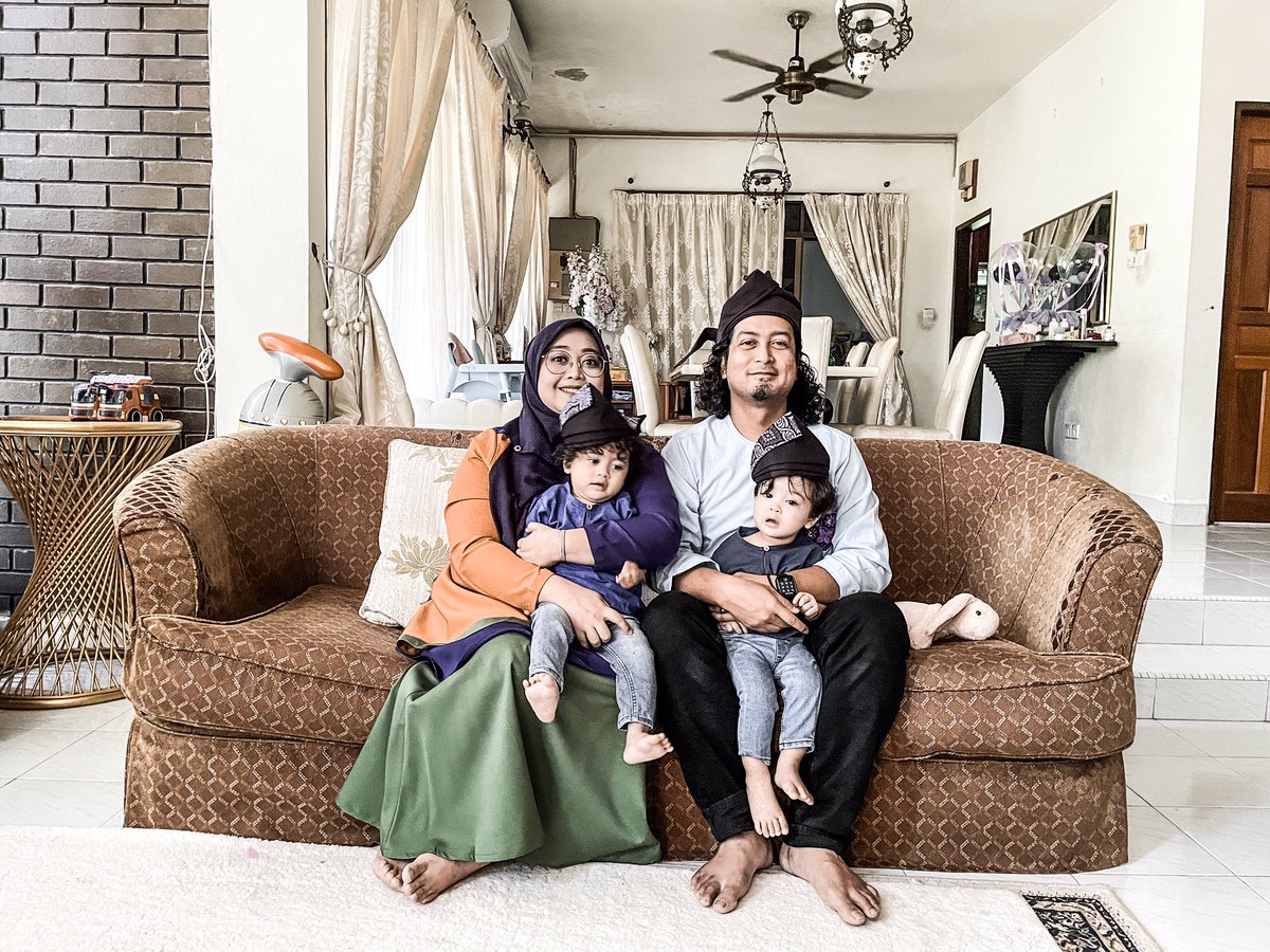 ArifAkarUmbi's tweet photo. “Kaloh menang adat mainang,
Tapi janganlah maing belenggang,
Alhamdulillah sempurna Puasa Nang,
Jumaat mulia mari kita raikang”
Selamat Hari Raya Nang to all my muslim friends all over the world. Alhamdulillah 🤲
#Aidilfitri1442H
#IIHeartBeats
#DemiMim https://t.co/YCrZBiP3fP