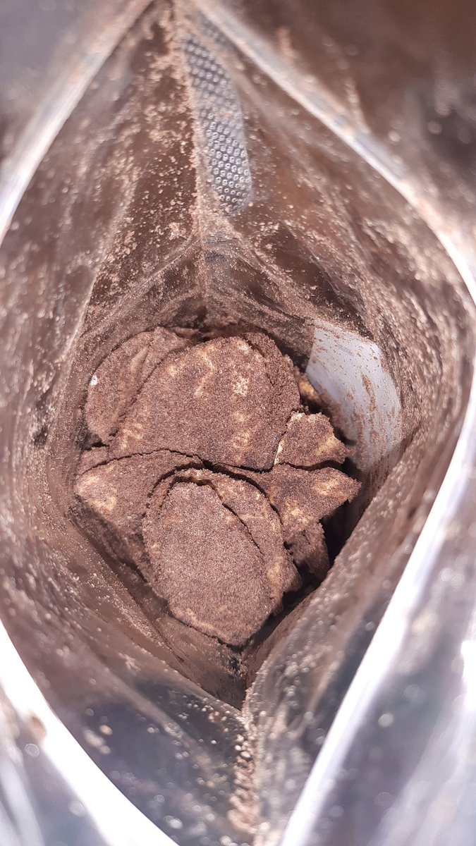 FOOD_FESS's tweet photo. guis aku dapet oleh-oleh keripik pasang rasa cokelat dari lampung, enak banget ternyataaaa, ini udah mau abis. siapa yang suka jugaaa? https://t.co/xbfcCDdjKI