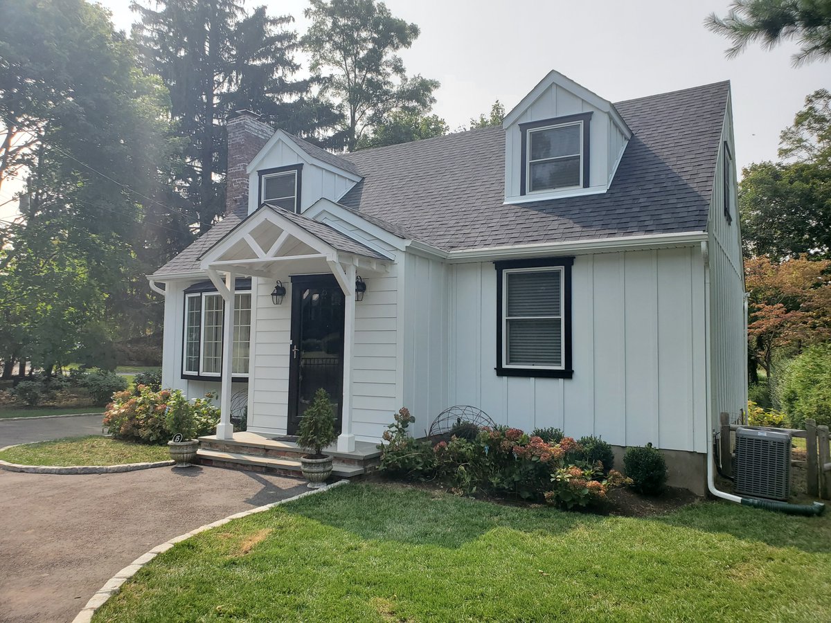 JamesHardie's tweet photo. The use of #HardiePanel vertical #siding in a #boardandbatten look and #HardiePlank lap siding elevates the visual texture and #curbappeal of this Cape Cod-style #home.
.
Explore more Cape Cod style: https://t.co/mzmfiF9xg5
.
#jameshardie #myhardiehome https://t.co/zHld3BvdO4