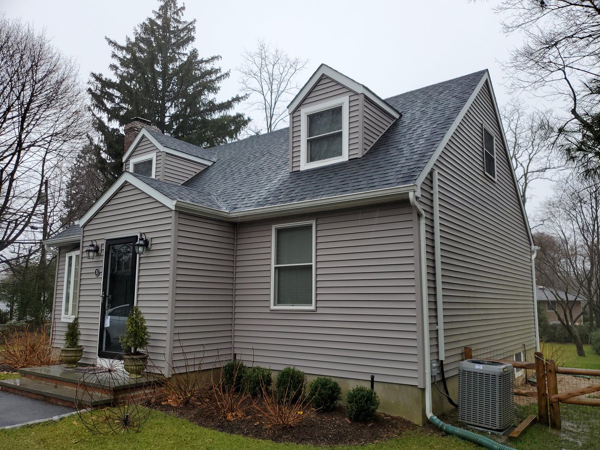 JamesHardie's tweet photo. The use of #HardiePanel vertical #siding in a #boardandbatten look and #HardiePlank lap siding elevates the visual texture and #curbappeal of this Cape Cod-style #home.
.
Explore more Cape Cod style: https://t.co/mzmfiF9xg5
.
#jameshardie #myhardiehome https://t.co/zHld3BvdO4