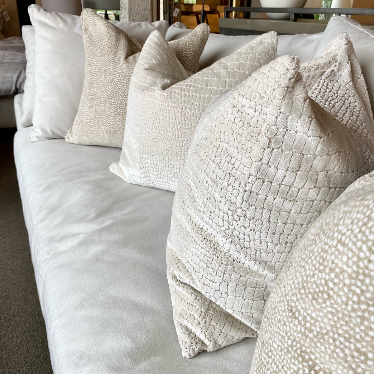 Cozy, comfy and classic neutrals never go out of style 😍
#ygk #interiordesign