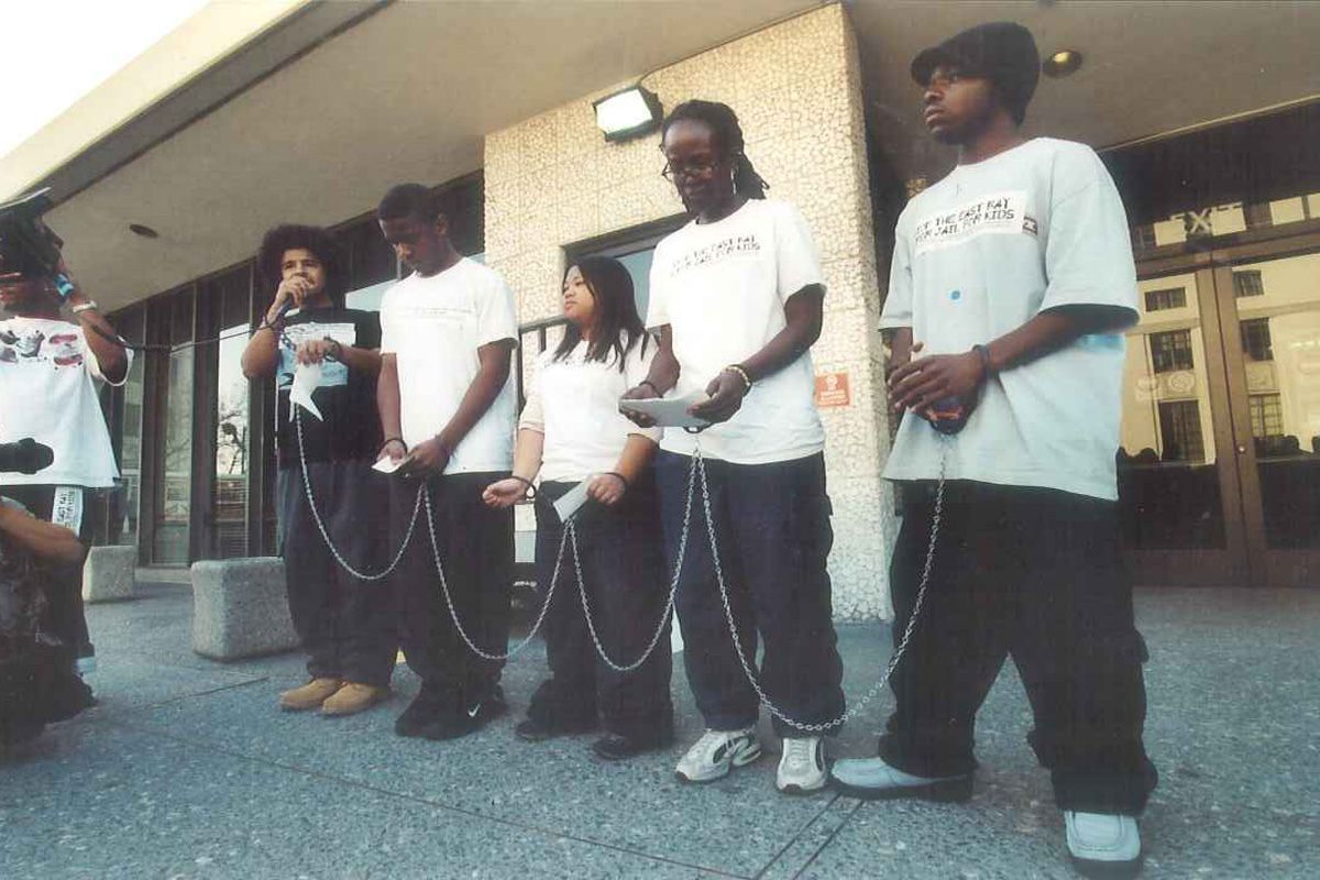 ellabakercenter's tweet photo. This week’s #tbt is from 2001 when the #BooksNotBars campaign first launched.
BNB grew to a movement with 1000s who helped pass The Family Connection & Youth Rehabilitation Act & close 5 youth prison systems.
Celebrate this & much more at our anniversary https://t.co/fomWAWks9Q https://t.co/YFUZS4xMYr