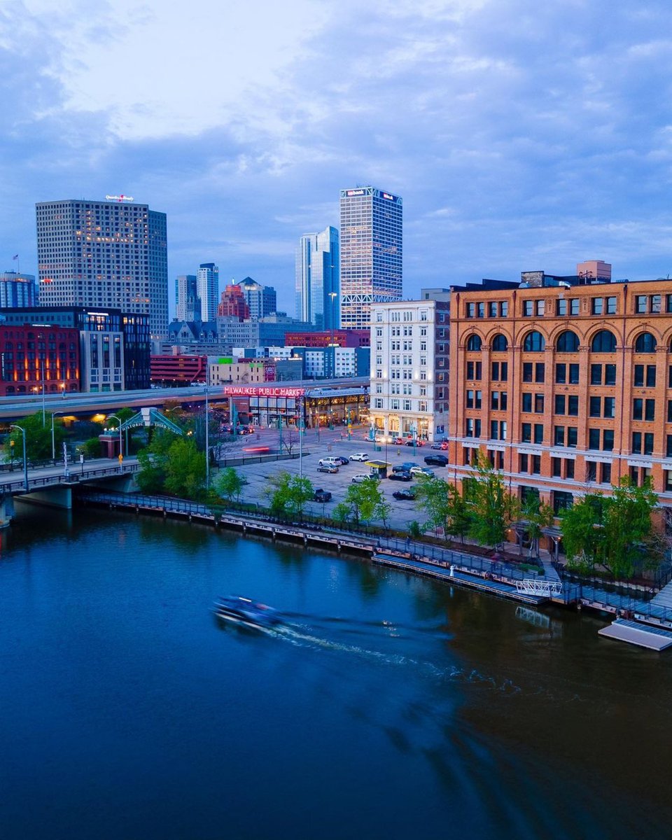 “When Milwaukee is picture perfect as always.” 💛

📸: @ joshua.wankowski (IG)