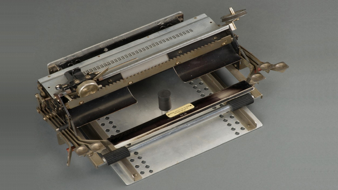 DotExperience's tweet photo. We’re pretty proud of this item in the AFB Helen Keller Archive: Helen Keller’s personal braillewriter, a gift to her from the National Institute for the Blind (England) in 1946. She used it constantly. #Braillewriter #HelenKeller https://t.co/QZOJez518X
