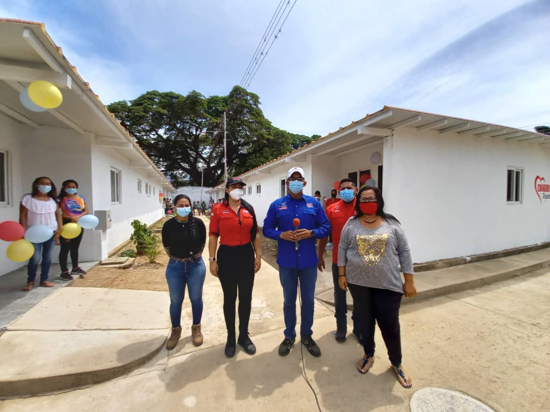 JoanC2030's tweet photo. De manera indetenible en este #JuevesDeVivienda, nos trasladamos al Edo. #Carabobo, junto a la Alc. Fairuth Ortega para entregar 20 hogares dignos, que fueron erigidos gracias a la autoconstrucción y al Pdte. @NicolasMaduro, que a pesar de la Pandemia no abandona a su pueblo https://t.co/zjvfuCTT2W