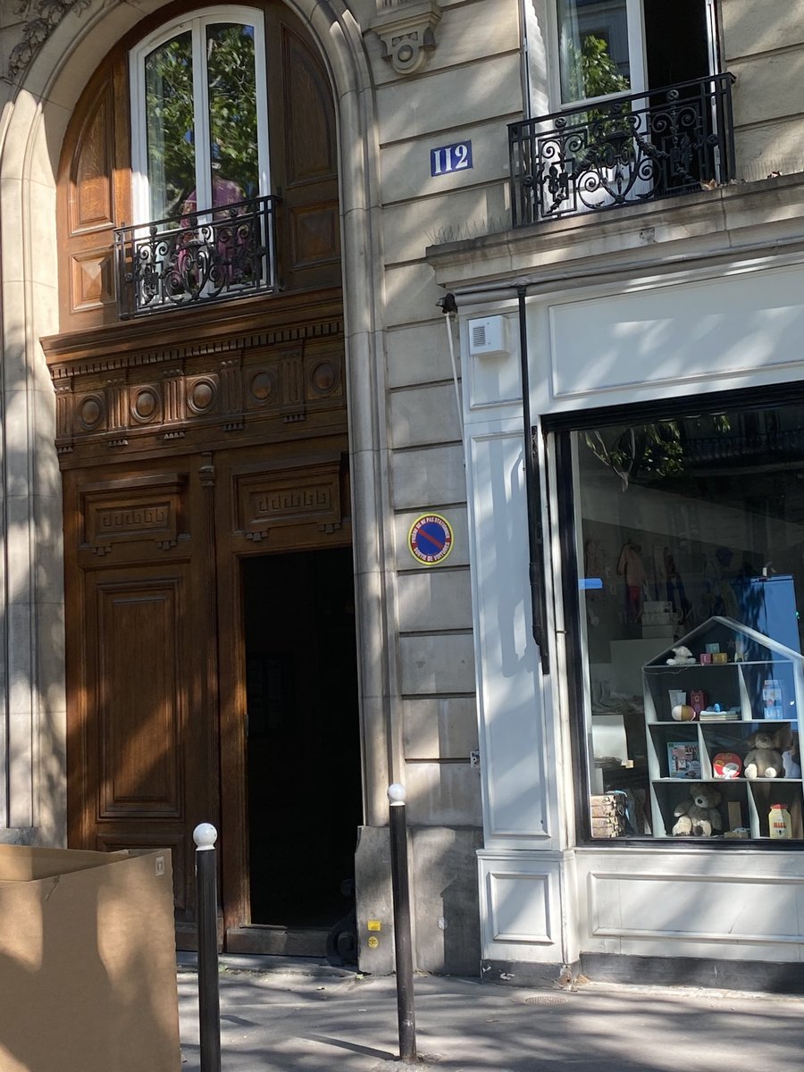 Nitnelas's tweet photo. #saccageparis 112 boulevard de Courcelles 
@Anne_Hidalgo #malpropre 
🤢🤮👎😡#Beurk https://t.co/eVRHVPrOw4