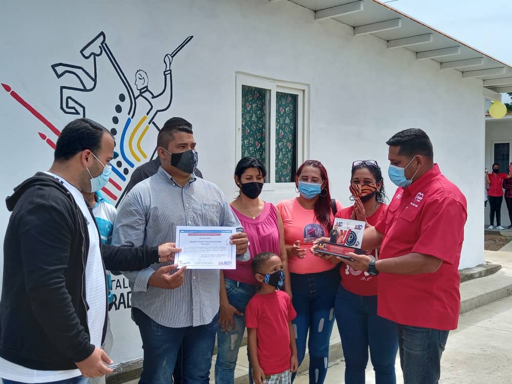 JoanC2030's tweet photo. La #GMVV sigue protegiendo a el pueblo de Carabobo, que no ha detenido su ánimo y su lucha, en donde el Gob. @rafaellacava10 sigue impulsando la vivienda en esta región. Es por eso que entregamos el premio “Fruto Vivas”, a la AVV “Rosa Inés” en el Mpio. Diego Ibarra https://t.co/vbmsoumWRj
