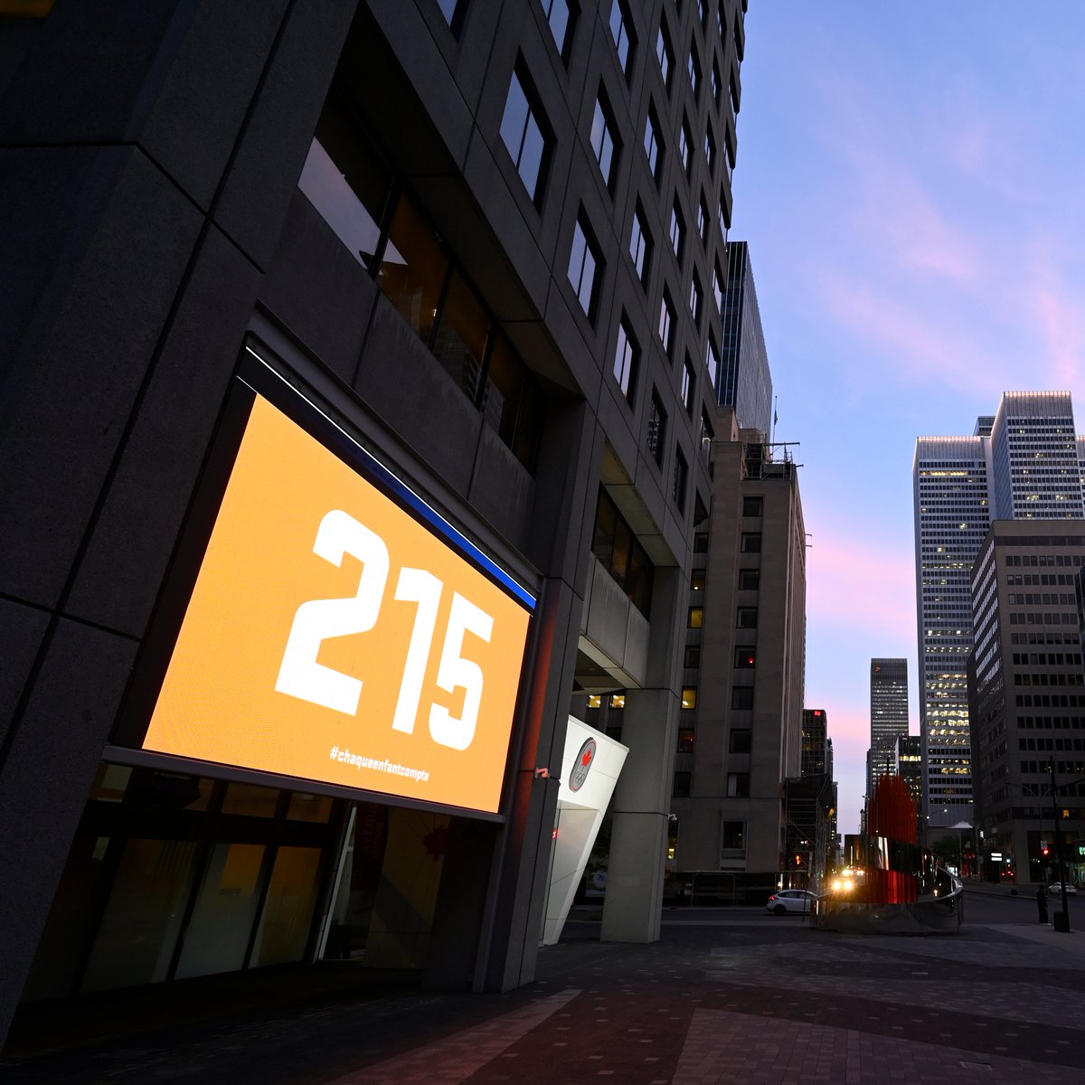 Pour 215 heures devant nos bureaux de Montréal, mais jamais oubliés.

C'est le moment pour la réconciliation.

Dans la dernière année et encore plus dans la dernière semaine, nous nous sommes réunis comme une seule communauté, un seul pays, une seule équipe.

#chaqueenfantcompte