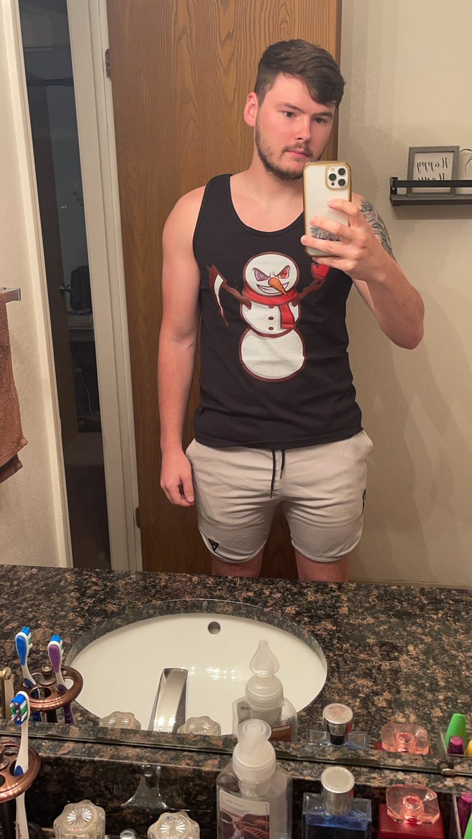 Sheesh 🔥 <a href="/XoSnowman/">TEK | XoSnowman ⛄️ on Twitch.tv</a> comfy as hell! Go cop some of the bois merch!