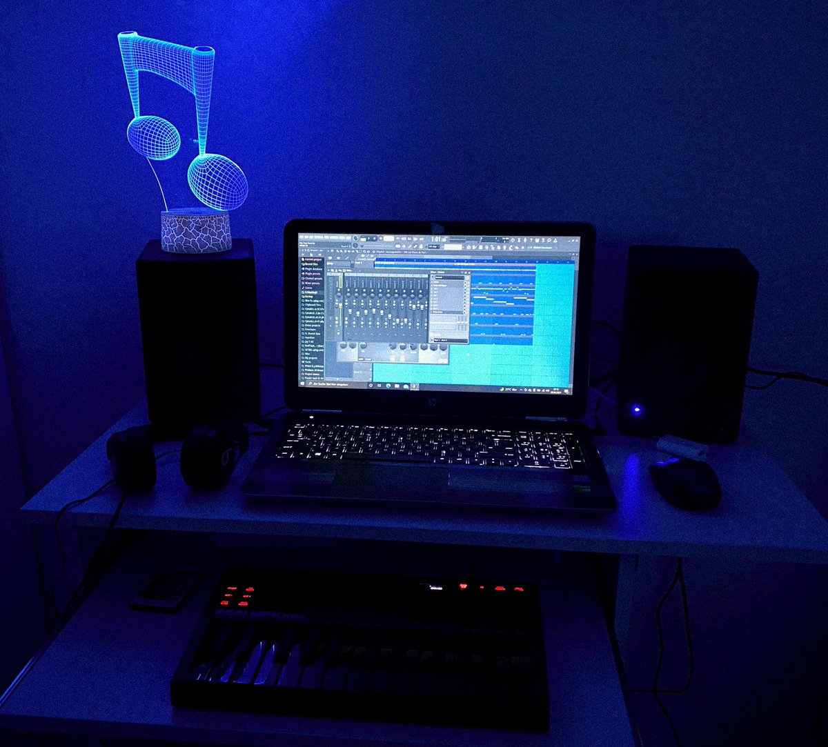 ryan_beatz's tweet photo. Rate this setup 1-10 🎹
#producer 
#beatmaker 
#setup 
#flstudio https://t.co/UFvY9ttUdx