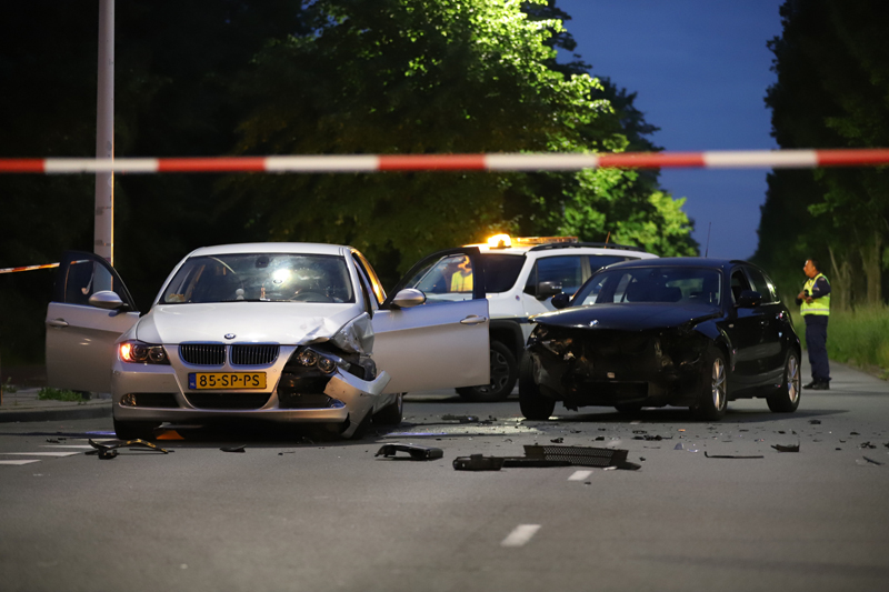 NU ONLINE: Flinke schade en gewonde na aanrijding tussen twee auto's Escamplaan Den Haag..