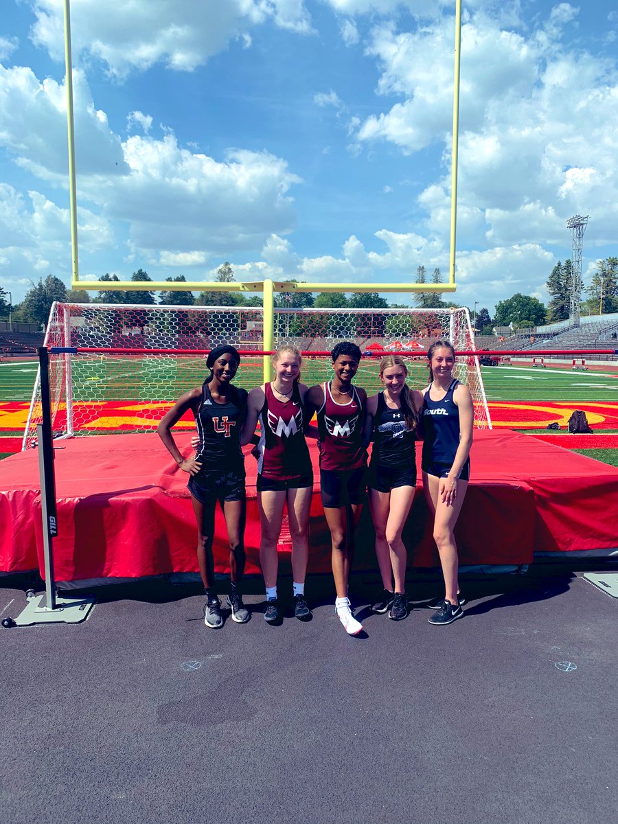Molinetrack's tweet image. 5 high jump qualifiers coming out of the Rock Island sectionals! What a fun group of girls, well done! 🌟🌟🌟