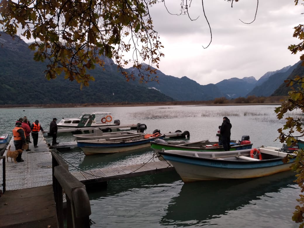 DGTM_Chile's tweet photo. Personal de la Capitanía de Puerto de #PuertoVaras, junto con el Alcalde de Mar de #Petrohué, realizaron inspección de seguridad a las embarcaciones que realizan labores de turismo y conectividad lacustre Petrohué-Peulla y viceversa.

#AutoridadMarítima
@Armada_Chile https://t.co/V0zpiM8HTq