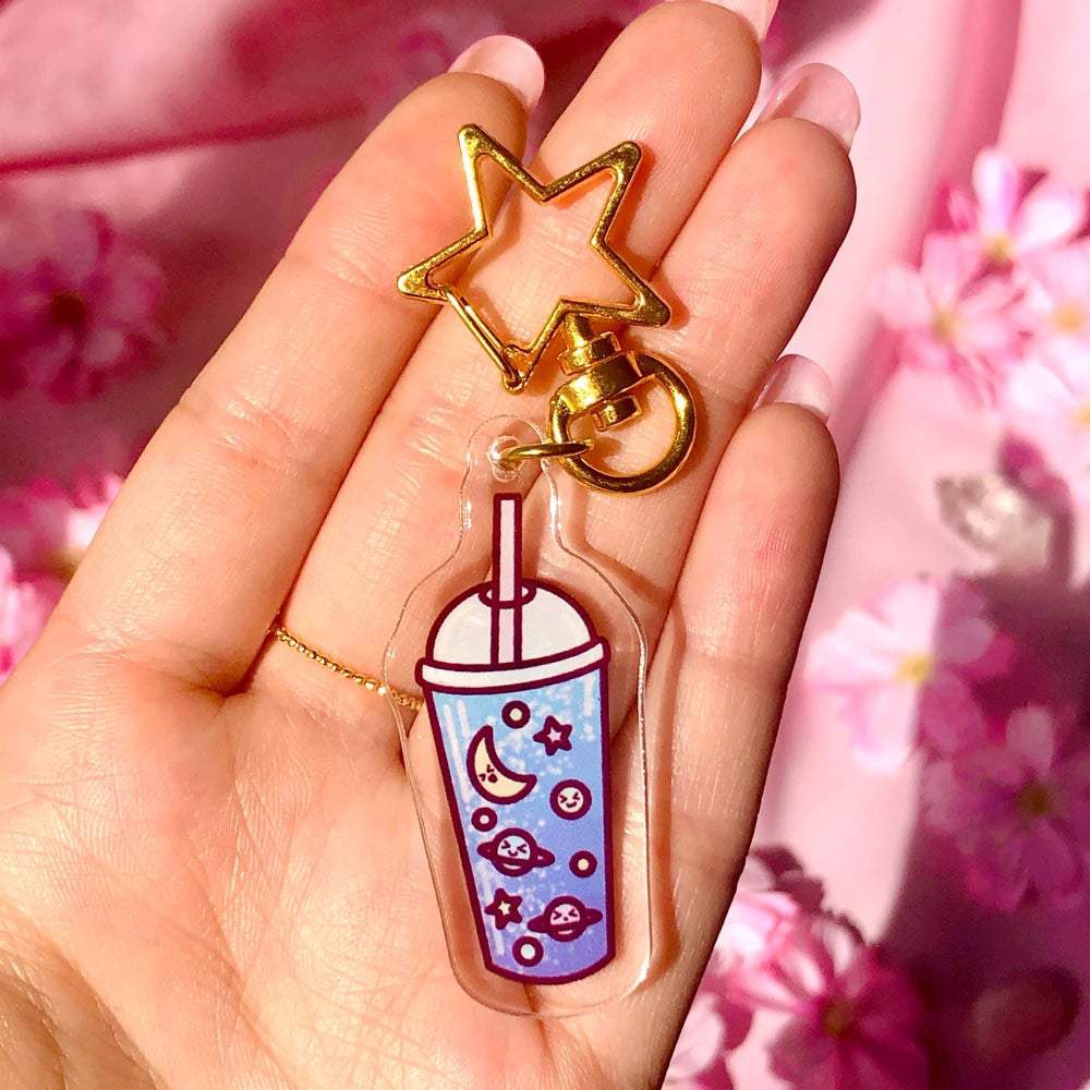 averagearthoe's tweet image. there’s only 4 galaxy bubble tea keychains left in my shop! 🌜💫✨