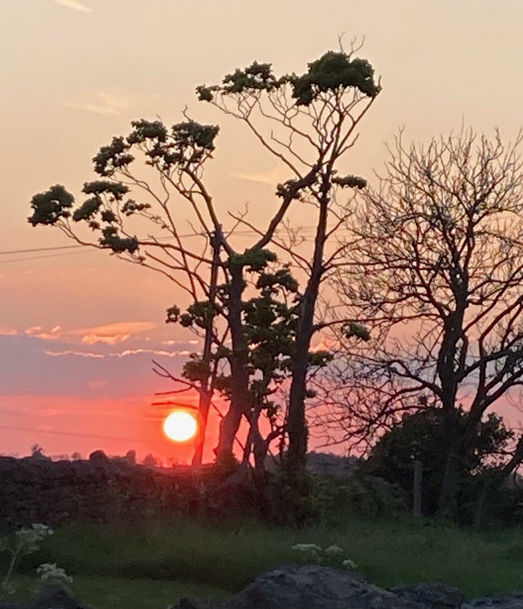Tipperthwaite's tweet photo. . A rather odd Yorkshire Dales sunset view from the doorstep @Tipperthwaite https://t.co/gDKYDmWQVr