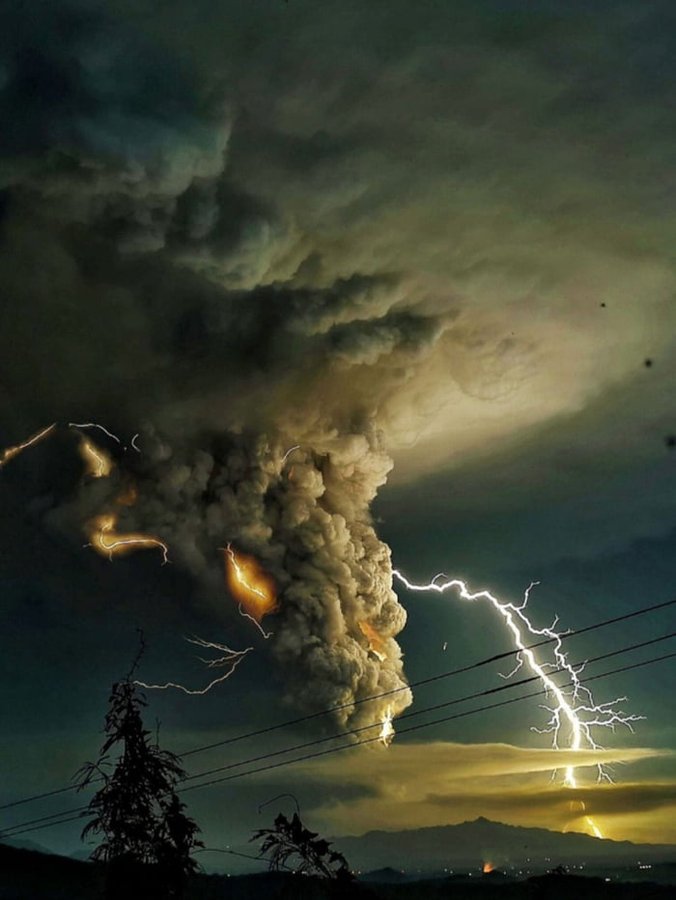 konstructivizm's tweet photo. Lightning strike during the Taal Volcano eruption in the Philippines 
 ago by applybump https://t.co/F8gdUbbb3E