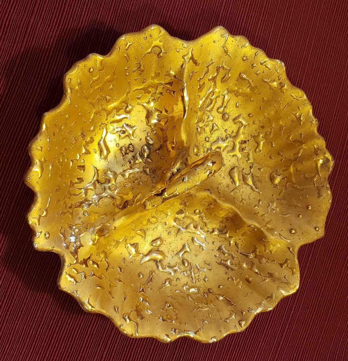atticesoterica's tweet photo. Vintage Unsigned Hand Decorated Weeping Bright Gold Decorated Three Section Candy Or Nut Dish With Handle https://t.co/mG3Pr3e4RY #Antiques #Etsy #BestOffer #Curios #Vintage #AtticEsoterica #Collectibles #BrightGold https://t.co/J8gioSsFXM