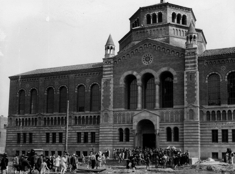 This week's #TBT honors the <a href="/UCLA/">UCLA</a> Powell Library, an original study spot since 1929. How much time did you spend studying at Powell during finals?
<a href="/UCLALibrary/">UCLA Library</a> #UCLAPowell
