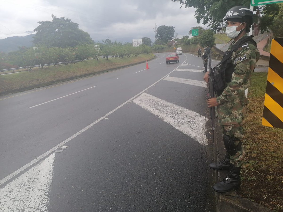 Ejercito_Div5's tweet photo. Quienes se movilizan desde el #Quindío hacia #Risaralda, en el eje vial podrán encontrar a nuestros hombres del #BASPC8, que a través de puestos de control saludan a los viajeros y verifican que cuenten con sus elementos básicos de prevención y seguridad.
#OctavaBrigada https://t.co/XGCJ7BNgL2