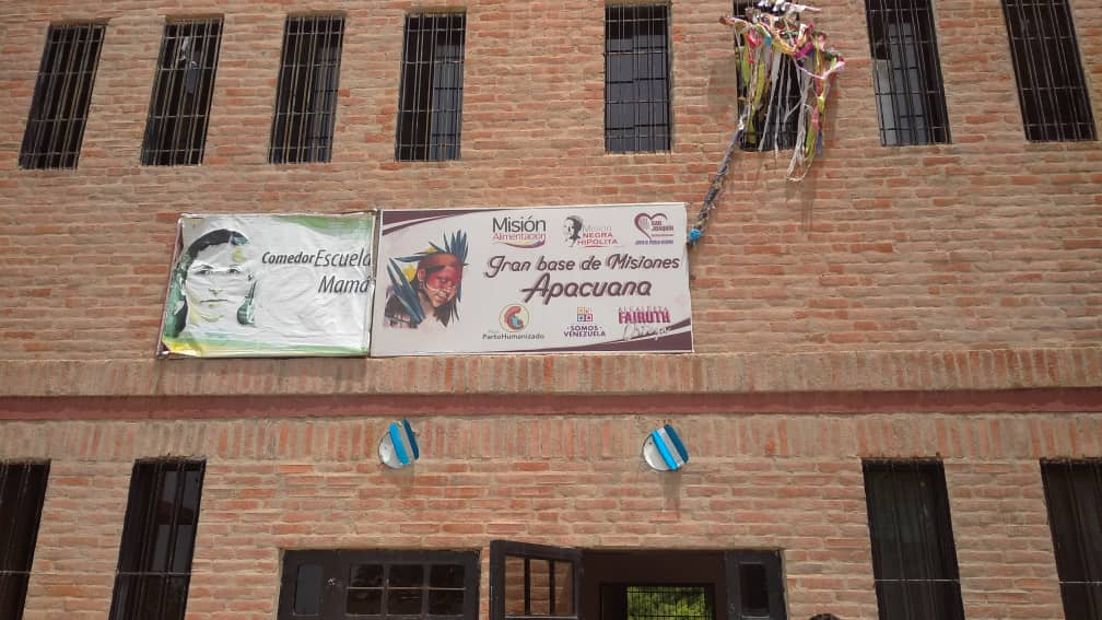 JoanC2030's tweet photo. Desde el Mpio. San Joaquín en el  Edo. #Carabobo visitamos la Base de Misiones Apacuana, para inspeccionar los avances en la construcción de esta sede del Poder Popular y garantizar así espacios dignos para el encuentro consolidando los ideales de la #RevoluciónBolivariana https://t.co/SX8GuYPPhA