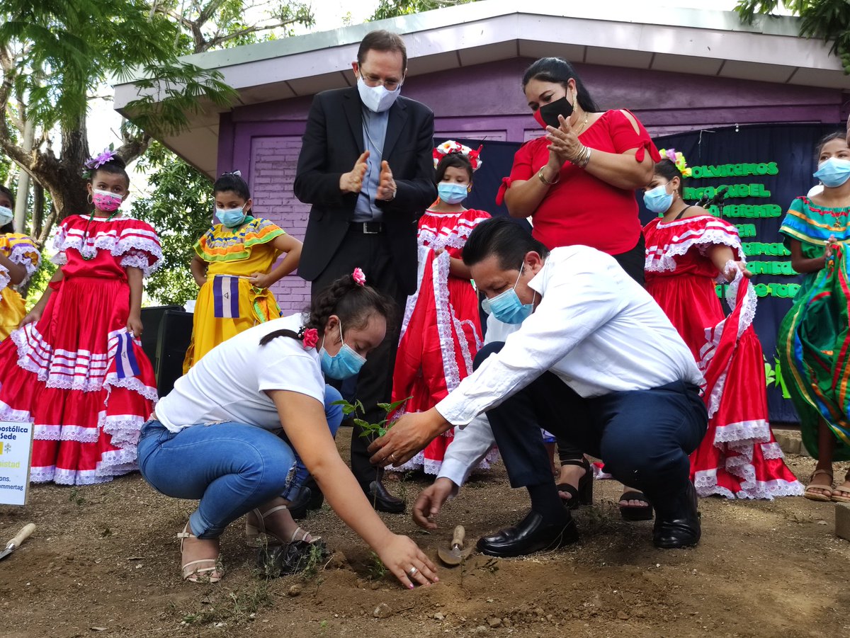 #Nicaragua | Mons. Waldemar Stanislaw Sommertag, Nuncio Apostólico en Nicaragua, Cro. <a href="/salvadorVang/">Salvador Vanegas G</a>, Asesor Presidencial para Educación y Comunidad Educativa participan en jornada de siembra de Árboles de la Amistad, Escuela de Educación Especial Melania Morales, Managua.