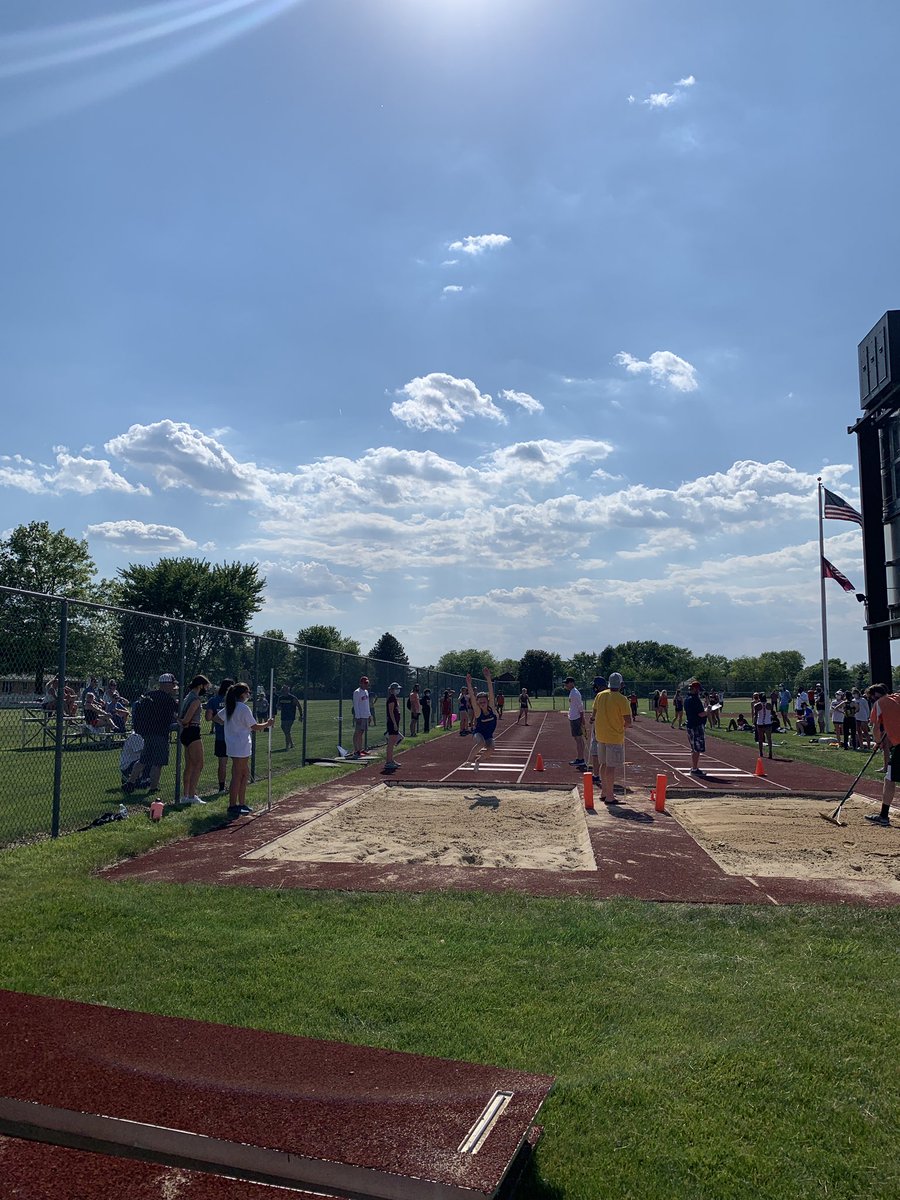 SandburgGirlsTF's tweet photo. Jumpers are under way here at the Lockport Sectional. https://t.co/9rRpc2kYM3
