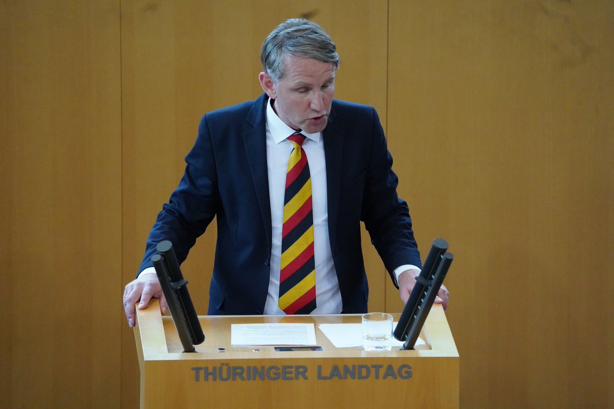 Floraluba's tweet photo. Es kann doch nicht ohne Konsequenzen bleiben, wenn ein Politiker mit Reichsbürger-Krawatte im Landtag spricht?
Deutlicher kann man doch nicht zeigen, wie sehr man gegen unsere Demokratie ist!
Ein überdeutliches Statement von ihm. https://t.co/N7UzZxta9Z