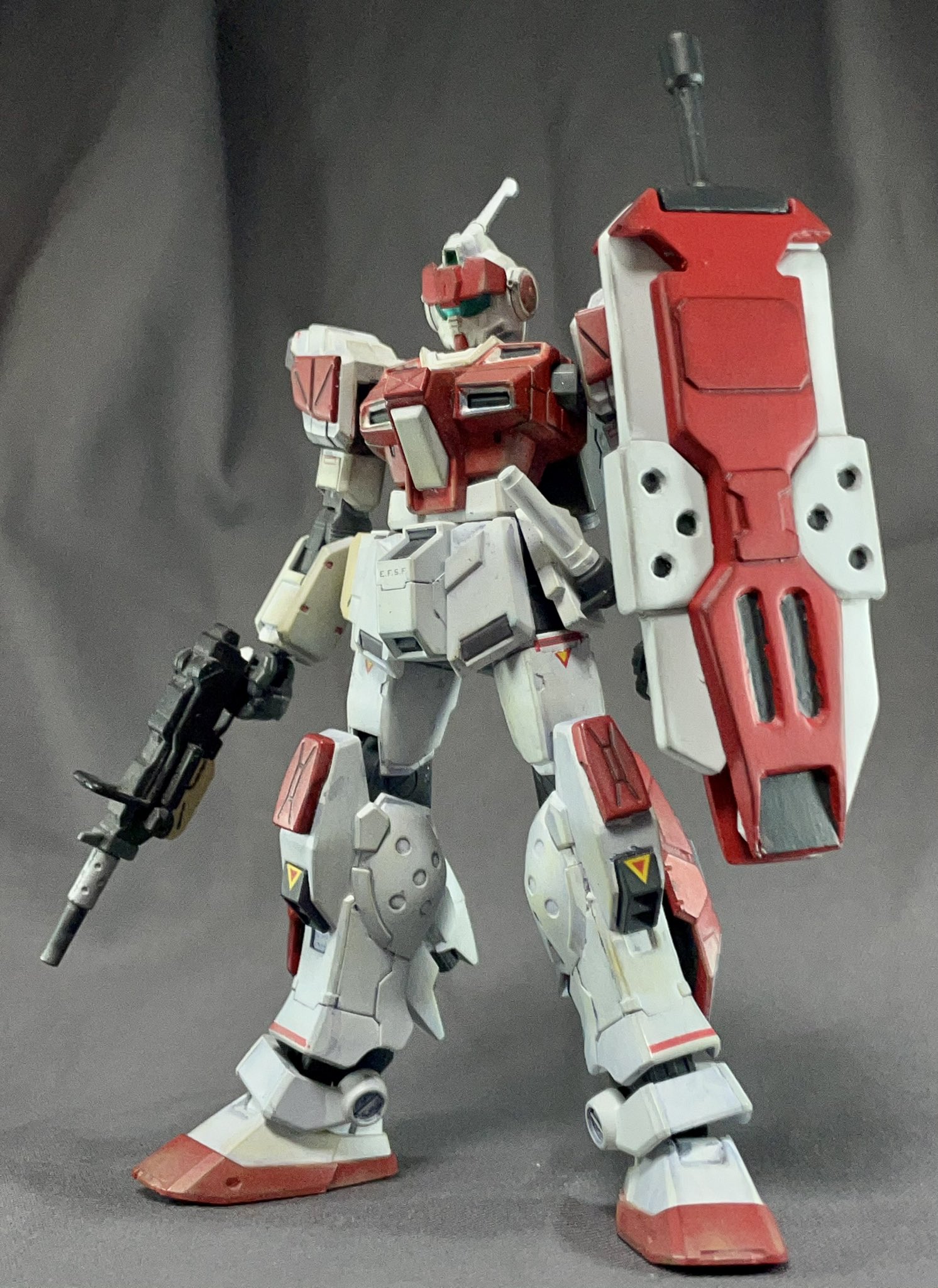 Genギャザーロード 機動戦士ガンダムアグレッサーより レッドライダー専用武器のツヴァイハンダーを作りました 1mmプラ板や旧hgのブルー1号機とペイルライダーのシールド基部が主な素材です 格納と展開状態を再現 グリップも伸縮可能 凄まじく重いですが両