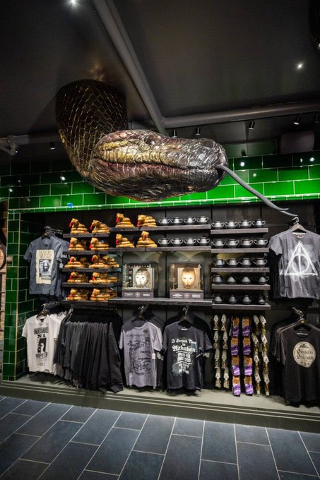 El_Traslador's tweet photo. ¡Hoy ha abierto oficialmente la tienda más grande del mundo dedicada al universo de #HarryPotter en Nueva York! https://t.co/9CTFOSL88p